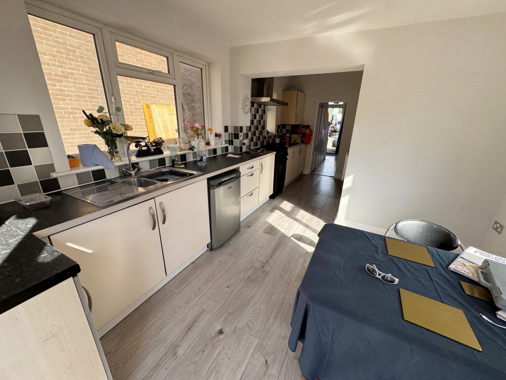 Lot: 118 - THREE-BEDROOM SEMI-DETACHED HOUSE WITH PARKING - Kitchen-dining room - alternative view